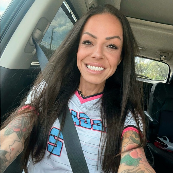 Meet your Posher, Mandi - Picture 1 of 3